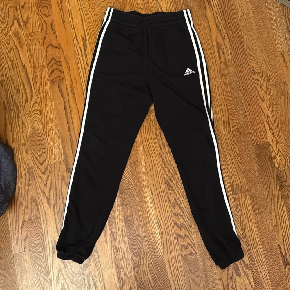 Adidas boys regular fit logo joggers size large